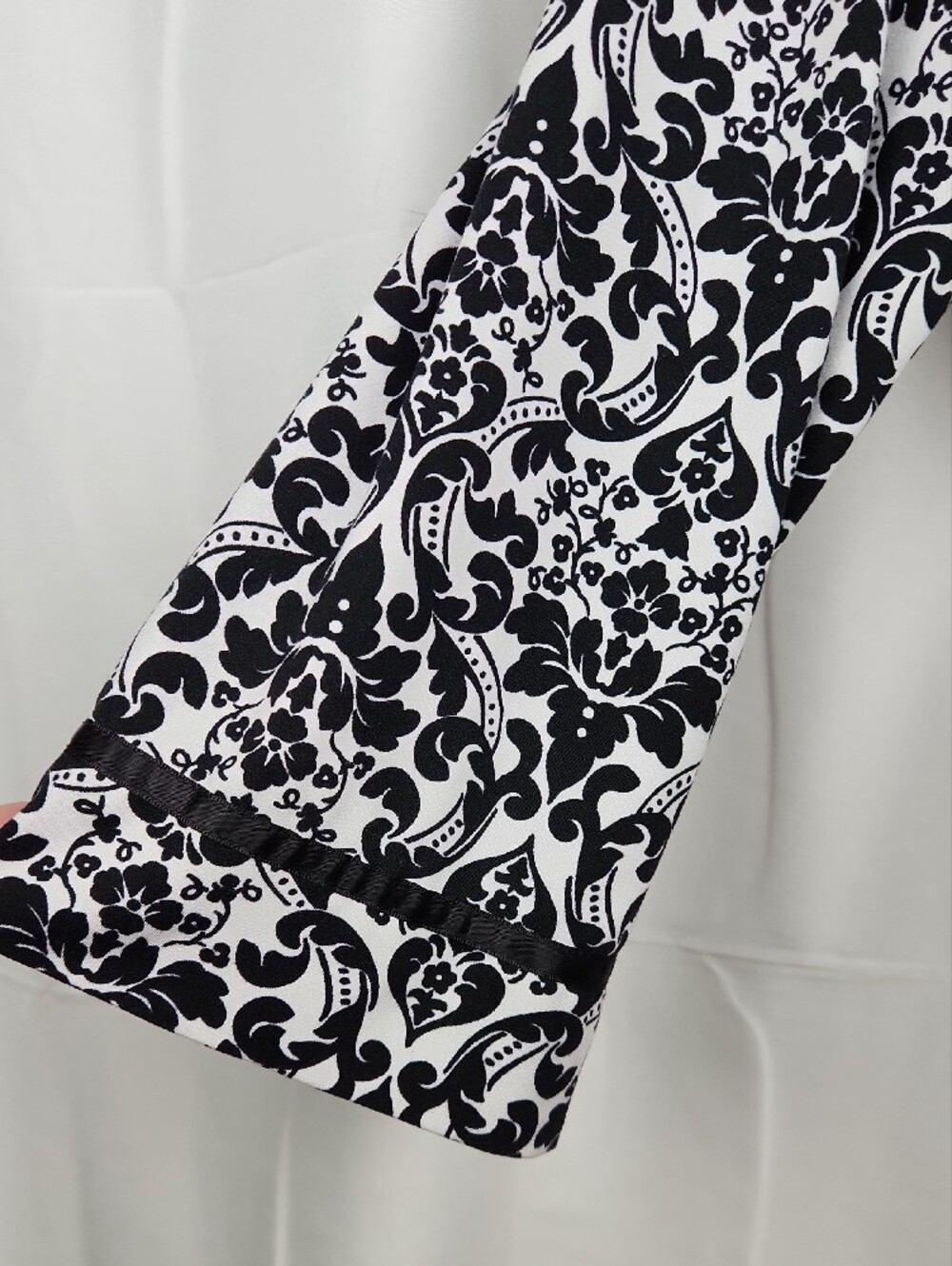 Linea Donatella Black and White Printed Wrap Robe - Picture 3 of 11